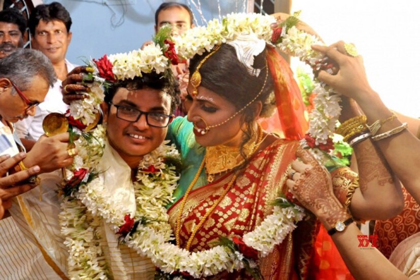 এ এক রূপকথার গল্প। অনেকটা পথ পেরিয়ে এক রাজকুমার আর রাজকন্যের বিয়ে। রামধনু রঙে লেখা হল ওদের প্রেমের গল্প। এক রূপান্তরিত নারী আর এক রূপান্তরিত পুরুষের গল্প। সাক্ষী থাকল শহর কলকাতা। Photo: Collected এ এক রূপকথার গল্প। অনেকটা পথ পেরিয়ে এক রাজকুমার আর রাজকন্যের বিয়ে। রামধনু রঙে লেখা হল ওদের প্রেমের গল্প। এক রূপান্তরিত নারী আর এক রূপান্তরিত পুরুষের গল্প। সাক্ষী থাকল শহর কলকাতা। Photo: Collected