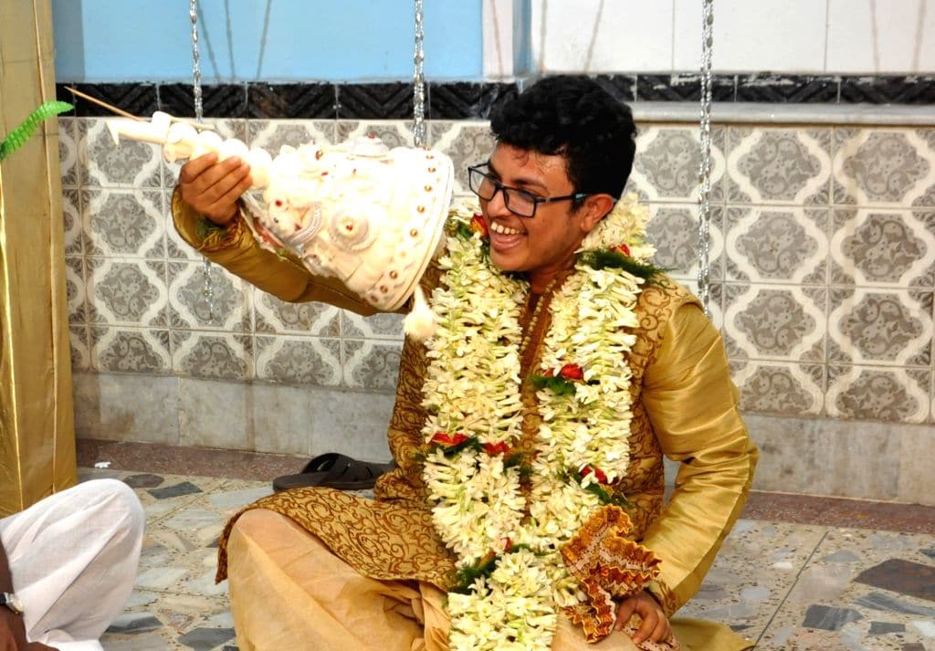আগরপাড়ার তিস্তা দাস আর গড়িয়ার দীপন চক্রবর্তী ৷ সোমবার বিয়ের দিনে চারিদিকে আলোর মালা...সানাই আর রজনীগন্ধার গন্ধ... গোধূলির রাঙা আলোয় ওদের চারহাত এক হয়েছে... ৷ কিন্তু এ পর্যন্ত আসতে কম কাঠখড় পোড়াতে হয়নি ওদের... দীপন একসময় ছিলেন দীপান্বিতা। আর তিস্তা ছিলেন সুশান্ত। লিঙ্গ পরিবর্তন করেন দীপান্বিতা আর সুশান্ত। কতোশতো আড়চোখের চাহনি, কত বাধা বিপত্তি..হাত ছাড়ে পরিবারও। তবু প্রেম ওদের আগলে রেখেছিল ৷ Photo: Collected আগরপাড়ার তিস্তা দাস আর গড়িয়ার দীপন চক্রবর্তী ৷ সোমবার বিয়ের দিনে চারিদিকে আলোর মালা...সানাই আর রজনীগন্ধার গন্ধ... গোধূলির রাঙা আলোয় ওদের চারহাত এক হয়েছে... ৷ কিন্তু এ পর্যন্ত আসতে কম কাঠখড় পোড়াতে হয়নি ওদের... দীপন একসময় ছিলেন দীপান্বিতা। আর তিস্তা ছিলেন সুশান্ত। লিঙ্গ পরিবর্তন করেন দীপান্বিতা আর সুশান্ত। কতোশতো আড়চোখের চাহনি, কত বাধা বিপত্তি..হাত ছাড়ে পরিবারও। তবু প্রেম ওদের আগলে রেখেছিল ৷ Photo: Collected