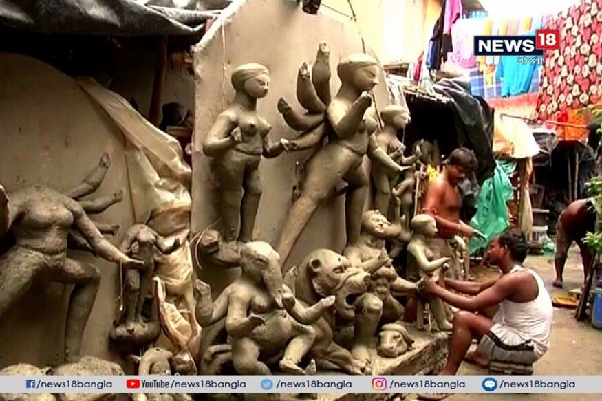 বৃষ্টিভেজা শহর কলকাতা এরই মাঝে গুণে ফেলেছেন মা আসার তারিখ ৷ আর সেই উৎসাহকে উসকে দিয়ে কাঠামোতে ধীরে ধীরে রূপ নেবে মাতৃ রূপ ৷ বৃষ্টিভেজা শহর কলকাতা এরই মাঝে গুণে ফেলেছেন মা আসার তারিখ ৷ আর সেই উৎসাহকে উসকে দিয়ে কাঠামোতে ধীরে ধীরে রূপ নেবে মাতৃ রূপ ৷