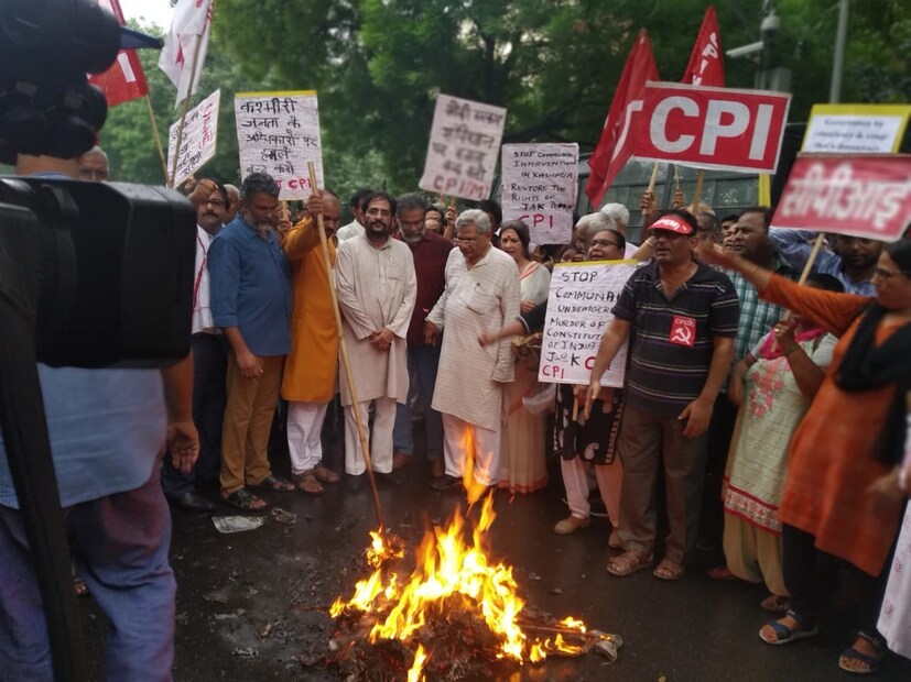  জম্মু ও কাশ্মীরে ৩৭০ ধারা খারিজ অনৈতিক ও অসাংবিধানিক ৷ এমনটাই বক্তব্য বামেদের ৷ এই সিদ্ধান্ত ও কাশ্মীরে বিজেপি নেতা-নেত্রীদের গৃহবন্দির প্রতিবাদে এদিন দিল্লি ও কলকাতাতে প্রতিবাদ মিছিল করেন বামেরা ৷ 