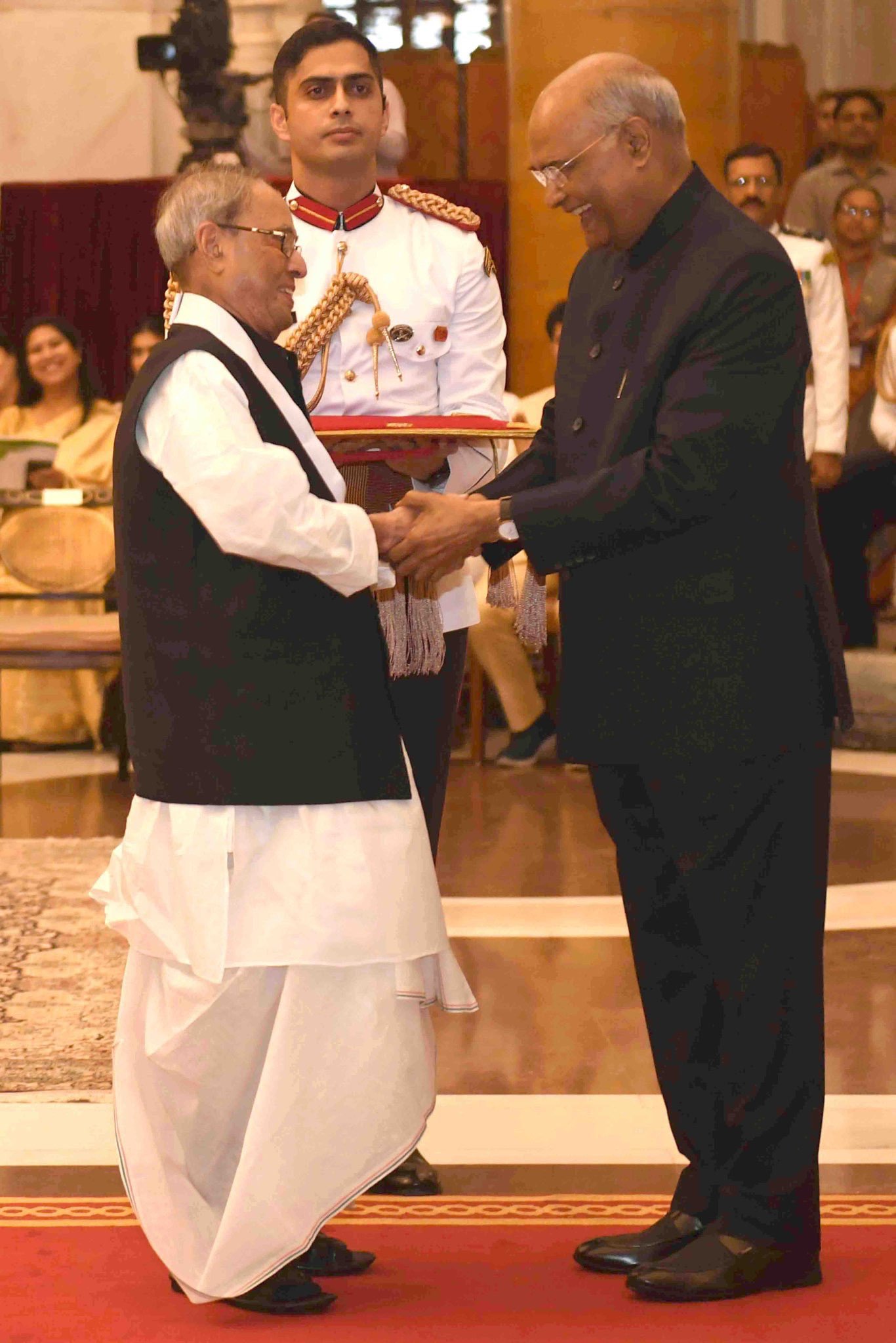 বিধানচন্দ্র রায়, সত্যজিৎ রায়, রবি শঙ্কর, অমর্ত্য সেনের পর পঞ্চম বাঙালি হিসেবে দেশের সর্বোচ্চ অসামরিক সম্মান পেলেন প্রণব মুখোপাধ্যায়। বিধানচন্দ্র রায়, সত্যজিৎ রায়, রবি শঙ্কর, অমর্ত্য সেনের পর পঞ্চম বাঙালি হিসেবে দেশের সর্বোচ্চ অসামরিক সম্মান পেলেন প্রণব মুখোপাধ্যায়।