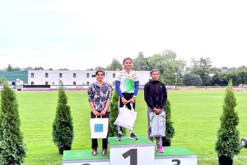 সোনা জিতেই চলেছেন হিমা দাস ৷ ট্র্যাকে নামলেই এখন সোনা জিতছেন তিনি ৷ Photo Source: Twitter