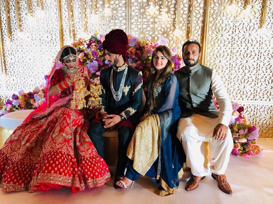 এরপর দেখে নিন হাসান আলিকে বর বেশে কীরকম দেখাচ্ছিল ৷ আর নতুন বউকেই বা কেমন দেখাচ্ছিল ৷ শেরওয়ানি -পাগড়ি মাথায় তাঁর উপস্থিতি ছিল রাজকীয় ৷ Photo Courtesy- Twitter এরপর দেখে নিন হাসান আলিকে বর বেশে কীরকম দেখাচ্ছিল ৷ আর নতুন বউকেই বা কেমন দেখাচ্ছিল ৷ শেরওয়ানি -পাগড়ি মাথায় তাঁর উপস্থিতি ছিল রাজকীয় ৷ Photo Courtesy- Twitter