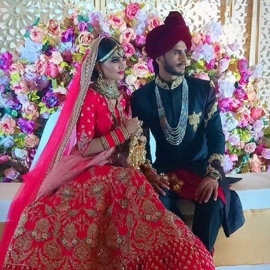 অন্যদিকে হাসানের স্ত্রী শামিয়া আরজুও একেবারে অনবদ্য ছিলেন ৷ তিনি লাল লেহঙ্গায় আর জড়োয়ার গয়নায় ছিলেন অনুষ্ঠানের স্পট ফোকাসে ৷ Photo Courtesy- Twitter অন্যদিকে হাসানের স্ত্রী শামিয়া আরজুও একেবারে অনবদ্য ছিলেন ৷ তিনি লাল লেহঙ্গায় আর জড়োয়ার গয়নায় ছিলেন অনুষ্ঠানের স্পট ফোকাসে ৷ Photo Courtesy- Twitter