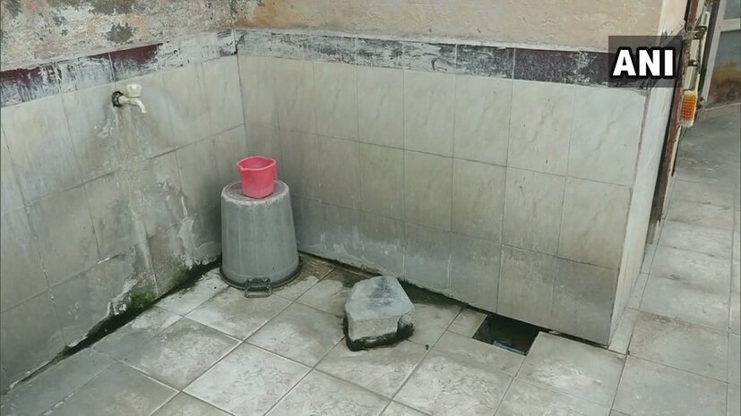 খোল জায়গায় স্নান, সেখানেই খাওয়াদাওয়া কোনও কিছুই বাদ নেই ৷ আবেদন করেছিলেন বৃদ্ধদের পেনশন স্কিমের জন্য ৷ Photo Courtesy -ANI/ Twitte