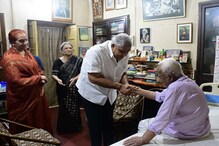 অসুস্থ বুদ্ধদেব ভট্টাচার্যকে দেখতে বাড়িতে গেলেন রাজ্যপাল, দেখুন ছবি অসুস্থ বুদ্ধদেব ভট্টাচার্যকে দেখতে বাড়িতে গেলেন রাজ্যপাল, দেখুন ছবি