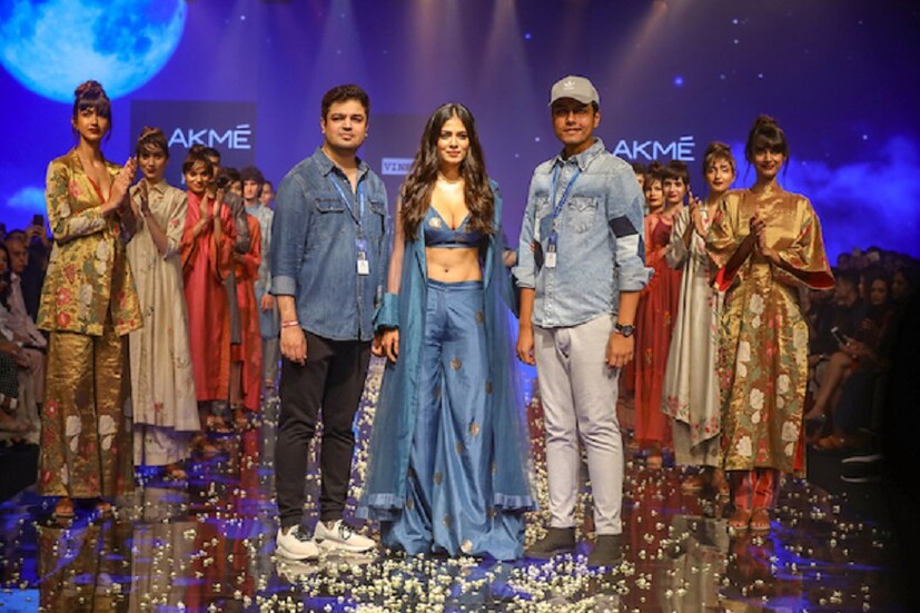 ফ্যাশন মানেই শুধু ঝকঝকে কাপড় নয় ৷ রংবেরঙের নতুন কাট নয় ৷ দেশি-বিদেশি নামকরা ফ্যাশন ডিজাইনাররা সব সময় বলে থাকেন, ফ্যাশন মানেই কমফোর্ট ! 