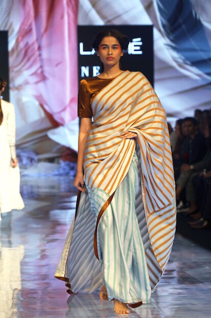 সাহিব ভাটিয়া- ল্যাকমে ফ্যাশন উইকে এবার হাজির হলেন সাহিব ভাটিয়া ৷ সাহিবের কালেকশন মূলত ছিল পুরুষদের জন্যই ৷ যেখানে দেখা গেল জাপানি স্টাইলের ছোঁয়া ৷ 
