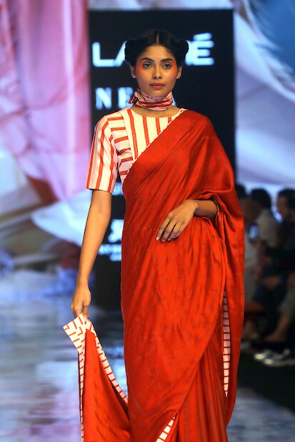 গৌরব সিং- গৌরবের কালেকশনের নাম ‘কাদালি পতরম’ ৷ কালেকশনে দেখা মিলল একেবারে নতুন ধরনের কাট ও ডিজাইন ৷ রঙেও ছিল অভিনবত্বের ছোঁয়া ৷ 