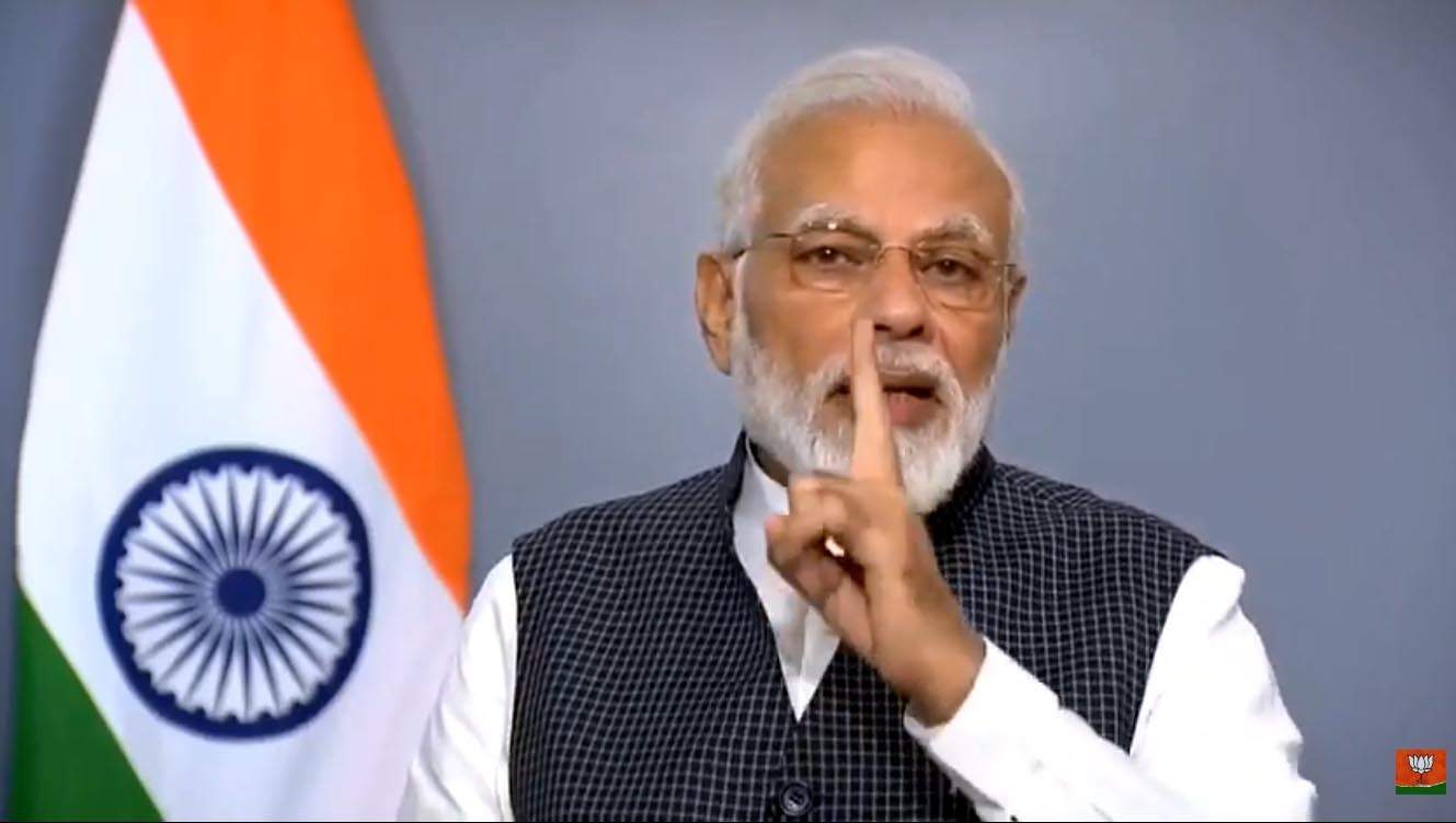 রাজ্যের মর্যাদা খুইয়ে জম্মু-কাশ্মীর এখন কেন্দ্রশাসিত অঞ্চল। তবে সেখানে দিল্লির মডেলেই থাকছে বিধানসভা। নতুন সরকার গঠনের জন্য খুব তাড়াতা়ডিই সেখানে ভোট হবে বলে আশ্বাস দিলেন নরেন্দ্র মোদি। ৩৭০ ধারা বাতিলের কয়েকদিন আগে থেকেই উপত্যকাকে বাহিনী দিয়ে মুড়ে ফেলা হয়। জারি করা হয় কারফিউ। ইন্টারনেট-মোবাইল পরিষেবা সব বন্ধ। বন্ধ দোকানপাট-স্কুল-কলেজ-অফিস। কার্যত বিচ্ছিন্ন হয়ে পড়ে উপত্যকা। এই ছবিটা কবে বদলাবে? বৃহস্পতিবার, নরেন্দ্র মোদির জাতির উদ্দেশে ভাষণে ইঙ্গিত, খুব তাড়াতাড়িই স্বাভাবিক ছন্দে ফিরবে কাশ্মীর। রাজ্যের মর্যাদা খুইয়ে জম্মু-কাশ্মীর এখন কেন্দ্রশাসিত অঞ্চল। তবে সেখানে দিল্লির মডেলেই থাকছে বিধানসভা। নতুন সরকার গঠনের জন্য খুব তাড়াতা়ডিই সেখানে ভোট হবে বলে আশ্বাস দিলেন নরেন্দ্র মোদি। ৩৭০ ধারা বাতিলের কয়েকদিন আগে থেকেই উপত্যকাকে বাহিনী দিয়ে মুড়ে ফেলা হয়। জারি করা হয় কারফিউ। ইন্টারনেট-মোবাইল পরিষেবা সব বন্ধ। বন্ধ দোকানপাট-স্কুল-কলেজ-অফিস। কার্যত বিচ্ছিন্ন হয়ে পড়ে উপত্যকা। এই ছবিটা কবে বদলাবে? বৃহস্পতিবার, নরেন্দ্র মোদির জাতির উদ্দেশে ভাষণে ইঙ্গিত, খুব তাড়াতাড়িই স্বাভাবিক ছন্দে ফিরবে কাশ্মীর।