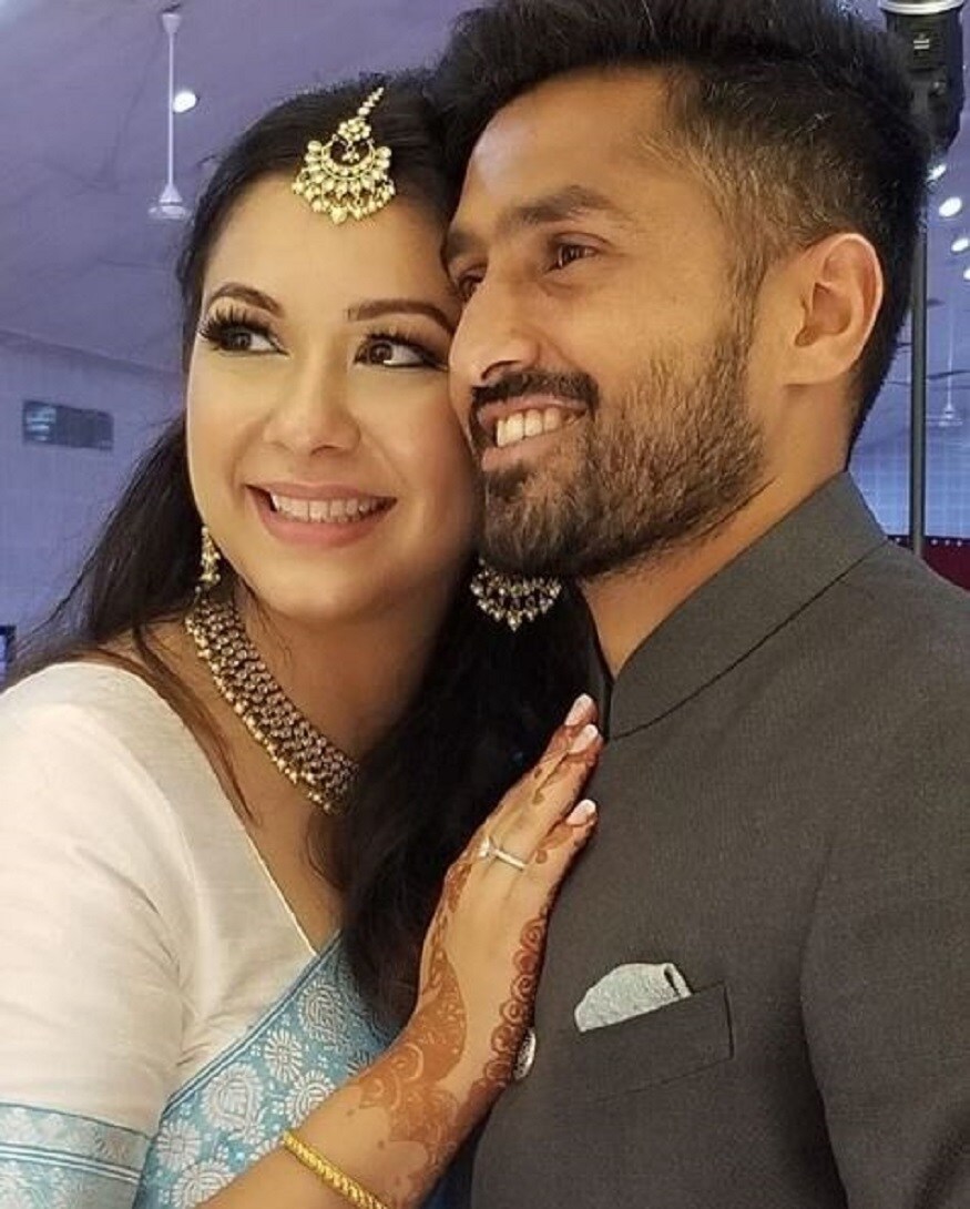 এবার সেই পর্ব কাটিয়ে একেবারে সরকারিভাবে বাদগান পর্ব সেরে ফেললেন তিনি ৷ বাগদান সারলেন সানায়া তারাকিওয়ালার সঙ্গে ৷ নিজেই সোশ্যাল মিডিয়ায় এই সুখবর জানিয়েছেন নায়ার ৷ তিনি লিখেছেন ‘তুমি আমার জীবনকে এমনভাবে আলোকিত কর যা আর কেই করে না ৷ ’Photo Courtesy- Instagram এবার সেই পর্ব কাটিয়ে একেবারে সরকারিভাবে বাদগান পর্ব সেরে ফেললেন তিনি ৷ বাগদান সারলেন সানায়া তারাকিওয়ালার সঙ্গে ৷ নিজেই সোশ্যাল মিডিয়ায় এই সুখবর জানিয়েছেন নায়ার ৷ তিনি লিখেছেন ‘তুমি আমার জীবনকে এমনভাবে আলোকিত কর যা আর কেই করে না ৷ ’Photo Courtesy- Instagram