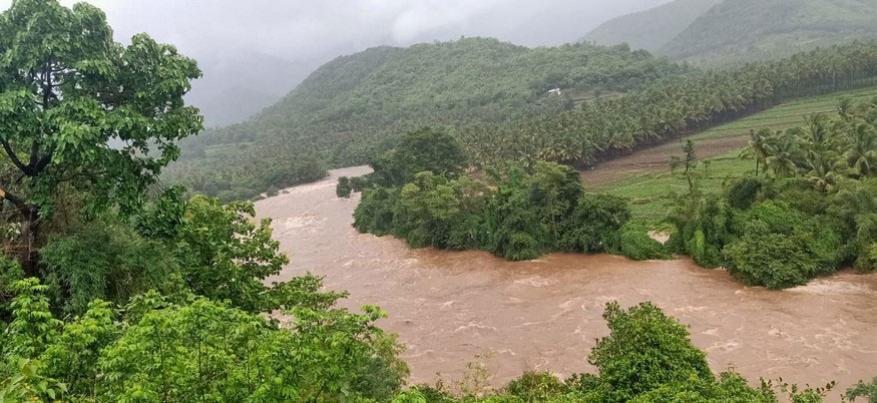 আগামী ২৪ ঘণ্টায় আরও ভারী বৃষ্টির সতর্কতা দিয়েছে আবহাওয়া দফতর ৷ তবে শনিবারের পর থেকে বৃষ্টি কমবে বলে আশা আবহাওয়াবিদদের ৷ তবে ১৫ অগাস্ট থেকে ফের ভারী বৃষ্টির সতর্কতা ৷ আগামী ২৪ ঘণ্টায় আরও ভারী বৃষ্টির সতর্কতা দিয়েছে আবহাওয়া দফতর ৷ তবে শনিবারের পর থেকে বৃষ্টি কমবে বলে আশা আবহাওয়াবিদদের ৷ তবে ১৫ অগাস্ট থেকে ফের ভারী বৃষ্টির সতর্কতা ৷