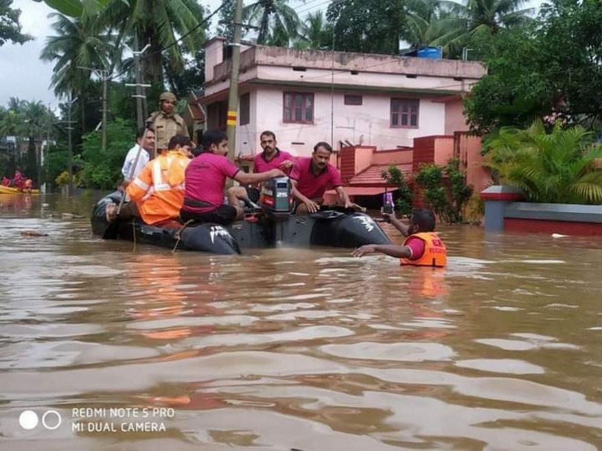 বৃষ্টিতে মাটির ধস নেমেছে মোট ২৪টি এলাকায় ৷ মূলত ক্ষতিগ্রস্থ পাহাড়ি অঞ্চলগুলি ৷ ধস বিধস্ত ওয়াইনাডে স্তব্ধ যোগাযোগ ব্যবস্থা ৷ পাঠানো হল মেডিক্যাল টিম ৷ বৃষ্টিতে মাটির ধস নেমেছে মোট ২৪টি এলাকায় ৷ মূলত ক্ষতিগ্রস্থ পাহাড়ি অঞ্চলগুলি ৷ ধস বিধস্ত ওয়াইনাডে স্তব্ধ যোগাযোগ ব্যবস্থা ৷ পাঠানো হল মেডিক্যাল টিম ৷