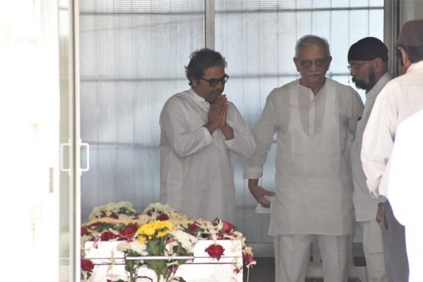 তাঁকে শেষযাত্রায় সম্মান জানাতে উপস্থিত হন গুলজার, বিশাল ভরদ্বাজ৷ 