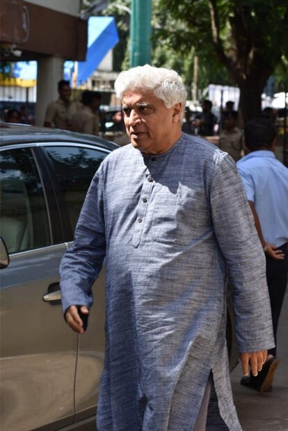 সঙ্গীত পরিচালকের প্রয়াণে শোকস্তব্ধ জাভেদ আখতার। তিনি ট্যুইটে জানান, '' কিংবদন্তী সঙ্গীত পরিচালক, খৈয়াম সাহেব আর নেই। তিনি আমাদের একের পর এক দুর্দান্ত সব গান উপহার দিয়েছেন, কিন্তু তাঁকে অমর করে রাখার জন্য একটা গানই যথেষ্ট... 'ভো সুভা কভি তো আয়েগি...'!'
