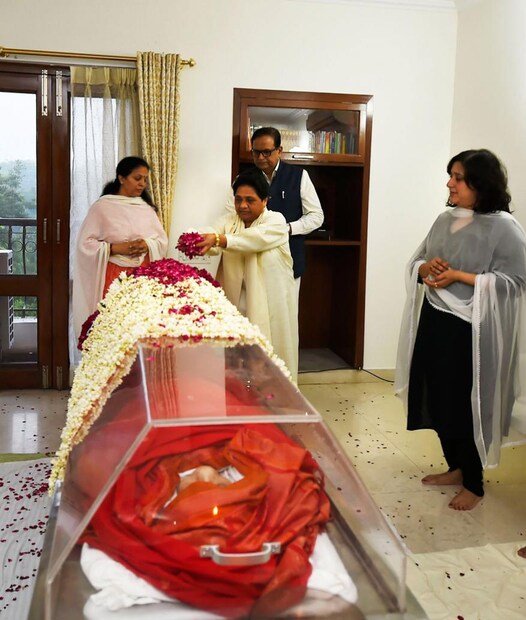 সুষমা স্বরাজকে শেষশ্রদ্ধা মায়াবতীর (Image: PTI)  