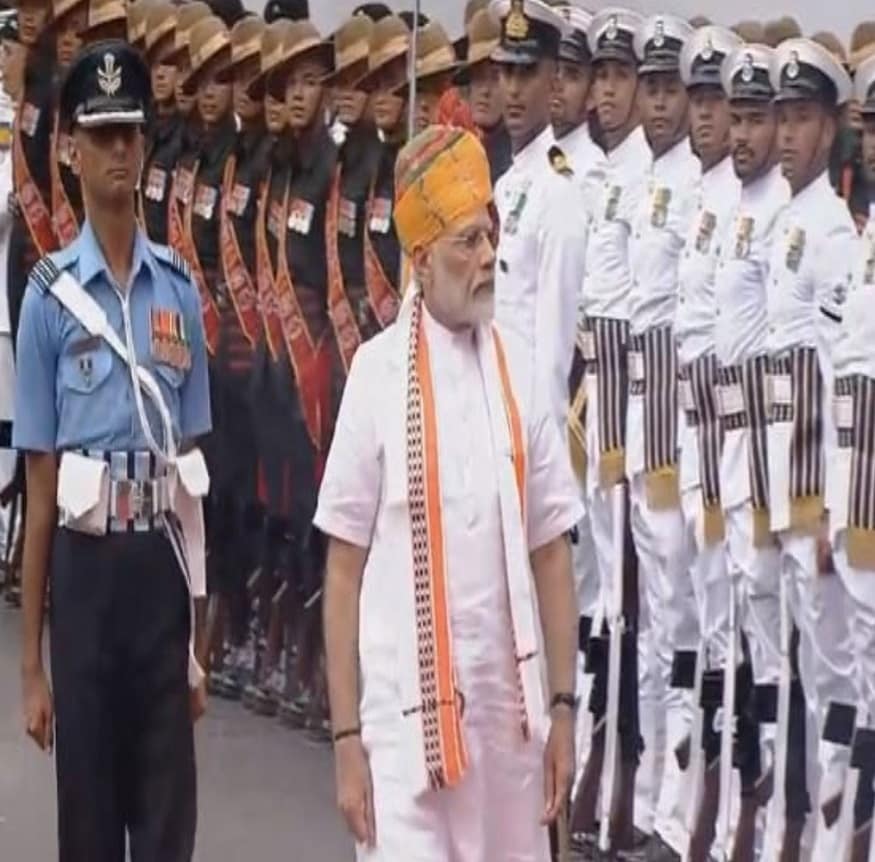 তিন তালাক বন্ধ করা নিয়ে এদিন লালকেল্লা থেকে মুখ খোলেন মোদি ৷ তিনি বলেন ,‘‘আমাদের মুসলিম মা -বোনদের ওপর এই তিন তালাক খাঁড়া হিসেবে ব্যবহার করা হয় ৷ এর ফলে ওঁরা নিজেদের জীবন স্বাধীনভাবে ব্যবহার করতে পারতেন না ৷ প্রচুর মুসলিম দেশে এটা নিষিদ্ধ এবং বহু আগে ব্যবহৃত হত ৷ তবে কোনও অজানা কারণে ভারত থেকে এটা উৎখাত করা হয়েছে ৷ আমরা যদি সতী-র বিরুদ্ধে নিজের গলা তুলতে পারি তাহলে তিন তালাকের বিরুদ্ধে নয় কেন ৷ ’’ তিন তালাক বন্ধ করা নিয়ে এদিন লালকেল্লা থেকে মুখ খোলেন মোদি ৷ তিনি বলেন ,‘‘আমাদের মুসলিম মা -বোনদের ওপর এই তিন তালাক খাঁড়া হিসেবে ব্যবহার করা হয় ৷ এর ফলে ওঁরা নিজেদের জীবন স্বাধীনভাবে ব্যবহার করতে পারতেন না ৷ প্রচুর মুসলিম দেশে এটা নিষিদ্ধ এবং বহু আগে ব্যবহৃত হত ৷ তবে কোনও অজানা কারণে ভারত থেকে এটা উৎখাত করা হয়েছে ৷ আমরা যদি সতী-র বিরুদ্ধে নিজের গলা তুলতে পারি তাহলে তিন তালাকের বিরুদ্ধে নয় কেন ৷ ’’
