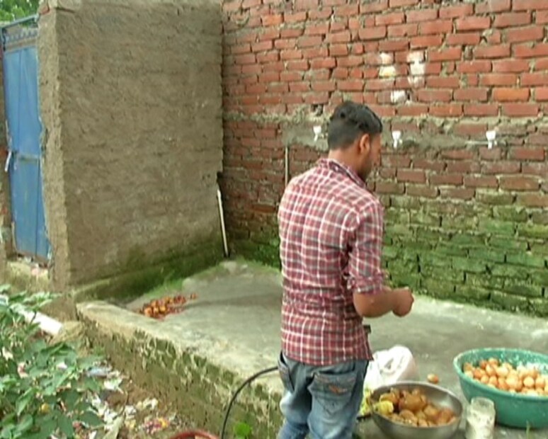 শুধুই খারাপ তেল নয়, নষ্ট ও পচা আলু ব্যবহৃত হচ্ছে ৷ নিজস্ব ছবি ৷