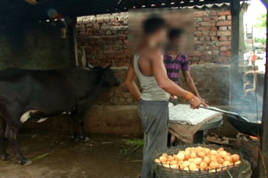 আহমেদাবাদের পূর্ব ও পশ্চিম প্রান্তে এমন ঘটনা ঘটেছে ৷ বাথরুমে রাখা তেল দিয়েই ভাজা হচ্ছে ফুচকা ৷ মাটিতে পড়ে থাকা তেল মাটি থেকে মুছেই ব্যবহৃত হচ্ছে ৷ সারা দেশে এখন বর্ষাকাল ৷ বর্ষাকাল অর্থাৎ সূর্যের দেখা নেই স্যাঁতস্যাঁতে আবহাওয়া ৷ সারা দেশের সঙ্গে আহমেদাবাদ, গুজরাত, সুরাতের মানুষের কাছে অত্যন্ত প্রিয় ও মুখরোচক খাবার ৷ নিউজ 18-এর অন্তর্তদন্তে উঠে এসেছে চাঞ্চল্যকর তথ্য ৷ এমন যায়গায় ফুচকা তৈরি হচ্ছে যেখানে এসে মিশছে প্রস্রাব, প্রাণীদের বর্জ ইত্যাদি ৷ নিজস্ব ছবি ৷ আহমেদাবাদের পূর্ব ও পশ্চিম প্রান্তে এমন ঘটনা ঘটেছে ৷ বাথরুমে রাখা তেল দিয়েই ভাজা হচ্ছে ফুচকা ৷ মাটিতে পড়ে থাকা তেল মাটি থেকে মুছেই ব্যবহৃত হচ্ছে ৷ সারা দেশে এখন বর্ষাকাল ৷ বর্ষাকাল অর্থাৎ সূর্যের দেখা নেই স্যাঁতস্যাঁতে আবহাওয়া ৷ সারা দেশের সঙ্গে আহমেদাবাদ, গুজরাত, সুরাতের মানুষের কাছে অত্যন্ত প্রিয় ও মুখরোচক খাবার ৷ নিউজ 18-এর অন্তর্তদন্তে উঠে এসেছে চাঞ্চল্যকর তথ্য ৷ এমন যায়গায় ফুচকা তৈরি হচ্ছে যেখানে এসে মিশছে প্রস্রাব, প্রাণীদের বর্জ ইত্যাদি ৷ নিজস্ব ছবি ৷