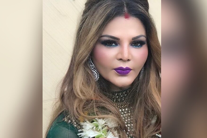 বিয়ের পরই সোশ্যাল মিডিয়ায় বিয়ের ছবি পোস্ট করেন রাখি। জানান, স্বামীর লন্ডনে থাকেন। নাম রীতেশ। ওয়্যাটস অ্যাপের মাধ্যমে তাঁদের প্রথম আলাপ। ২০ জুলাই মুম্বইয়ের জে ডব্লু ম্যারিয়টে তাঁদের বিয়ে হয়। রীতেশ ইতিমধ্যেই লন্ডনে পাড়ি দিয়েছেন। রাখির ভিসা এখনও আসেনি, তাই দেরী হচ্ছে। তবে লন্ডনে থাকলেও তিনি বলিটাউনে কাজ চালিয়ে যাবেন। বিয়ের পরই সোশ্যাল মিডিয়ায় বিয়ের ছবি পোস্ট করেন রাখি। জানান, স্বামীর লন্ডনে থাকেন। নাম রীতেশ। ওয়্যাটস অ্যাপের মাধ্যমে তাঁদের প্রথম আলাপ। ২০ জুলাই মুম্বইয়ের জে ডব্লু ম্যারিয়টে তাঁদের বিয়ে হয়। রীতেশ ইতিমধ্যেই লন্ডনে পাড়ি দিয়েছেন। রাখির ভিসা এখনও আসেনি, তাই দেরী হচ্ছে। তবে লন্ডনে থাকলেও তিনি বলিটাউনে কাজ চালিয়ে যাবেন।