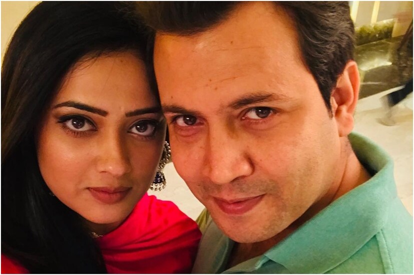জনপ্রিয় হিন্দি সিরিয়ালের অভিনেত্রী শ্বেতা তিওয়ারি৷ বর্তমান স্বামী অভিনব কোহলিকে নিয়ে থানায় অভিযোগ জানিয়েছেন তিনি৷ অভিযোগ করেছেন যে অভিনব তাকে নিয়মিত অত্যাচার করছেন৷ এর ফলে গ্রেফতার করা হয়েছে তাকে৷ তার বিরুদ্ধে 509, 354 (a), 323, 504, 506 ধারা আনা হয়েছে৷