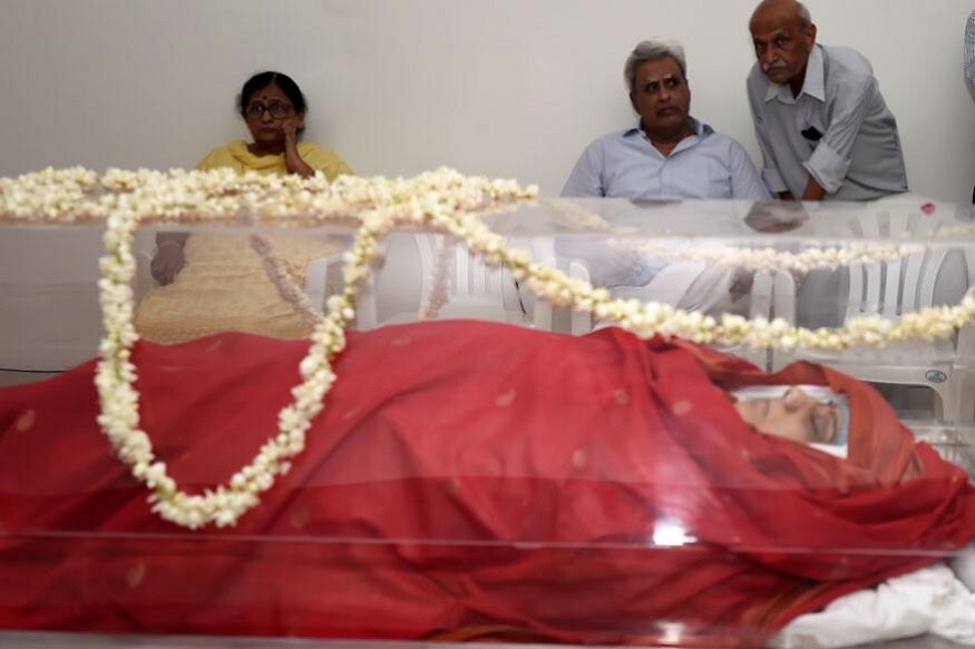 প্রয়াত সুষমা স্বরাজ। হৃদরোগে আক্রান্ত হয়ে নয়াদিল্লির এইমসে জীবনাবসান। প্রাক্তন বিদেশমন্ত্রীর মৃত্যুতে শোকের ছায়া (Image: PTI) প্রয়াত সুষমা স্বরাজ। হৃদরোগে আক্রান্ত হয়ে নয়াদিল্লির এইমসে জীবনাবসান। প্রাক্তন বিদেশমন্ত্রীর মৃত্যুতে শোকের ছায়া (Image: PTI)