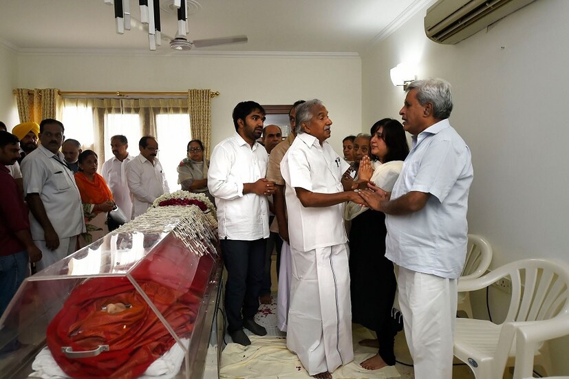 হার্ট ডিপার্টমেন্টের প্রধান ভিকে বহাল ও তার অধীনস্ত চিকিৎসক এবং চিকিৎসক প্রবীণ আগ্রওয়াল ভেন্টিলেশনের ব্যবস্থা করেন৷ কিন্তু কোনও কিছুই কাজে আসেনি৷ 