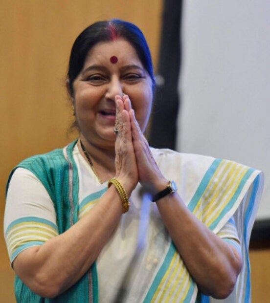  সনিয়া গান্ধি প্রধানমন্ত্রী হওয়ার সম্ভাবনার চরম বিরোধীতা করেছিলেন তিনি ৷ সরকারে থাকুন বা বিরোধী শিবিরে, সুষমার সঙ্গে প্রতিপক্ষ দলের নেতাদের সবসময়েই সুসম্পর্ক। সংসদের দাঁড়িয়ে তুমুল আক্রমণ। কিন্তু, বাইরে সখ্য। তা সে সনিয়া গান্ধি হোন বা মমতা বন্দ্যোপাধ্যায় কিংবা শীলা দীক্ষিত। 