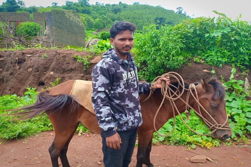 বলা হয়, মা-বাবার চেয়েও উপরের আসন শিক্ষক বা গুরুর৷ মা-বাবা জন্ম দিলেও, শিক্ষক জ্ঞানের আলো দেন৷ তাই গুরুর স্থান সবচেয়ে উপরে৷ তেমনই এক শিক্ষকের সঙ্গে পরিচয়টা সেরে ফেলা যাক৷ ছাত্র-ছাত্রীদের শিক্ষার আলো পৌঁছে দিতে প্রত্যন্ত গ্রামে ১৮ কিলোমিটার ঘোড়া চালিয়ে পড়াতে যান গাম্বারাই ভেঙ্কট রমন৷ প্রতিদিন ঘোড়া নিয়ে পৌঁছে যান ভেঙ্কটরমন৷  ঝড়-বৃষ্টি, চড়া রোদ! শিক্ষকের কামাই নেই৷