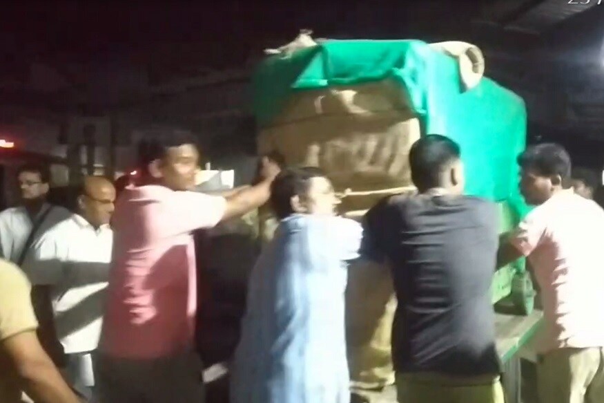 বিশাখাপত্তনমে পৌঁছনোর পরে সমস্ত যাত্রীদের বের করার পরে পার্সেল ভ্যানকে স্টেশন থেকে বেশ খানিকটা দূরে খাঁচা পার্সেল ভ্যান থেকে বের করার কাজ করেছেন কর্মীরা ৷ বিশাখাপত্তনমের প্রাণী সংগ্রহশালায় পাটানো হয়েছে ৷ এই অভিযানে চিড়িয়াখানার প্রায় ১৫ জন কর্মী উপস্থিত ছিলেন ৷ এই স্থানান্তকরণে রেলের আয় হয়এছে ২.৯ লক্ষ টাকা ৷ (রিপোর্ট - চন্দন কুমার) ৷ ছবি সংগৃহীত ৷ বিশাখাপত্তনমে পৌঁছনোর পরে সমস্ত যাত্রীদের বের করার পরে পার্সেল ভ্যানকে স্টেশন থেকে বেশ খানিকটা দূরে খাঁচা পার্সেল ভ্যান থেকে বের করার কাজ করেছেন কর্মীরা ৷ বিশাখাপত্তনমের প্রাণী সংগ্রহশালায় পাটানো হয়েছে ৷ এই অভিযানে চিড়িয়াখানার প্রায় ১৫ জন কর্মী উপস্থিত ছিলেন ৷ এই স্থানান্তকরণে রেলের আয় হয়এছে ২.৯ লক্ষ টাকা ৷ (রিপোর্ট - চন্দন কুমার) ৷ ছবি সংগৃহীত ৷
