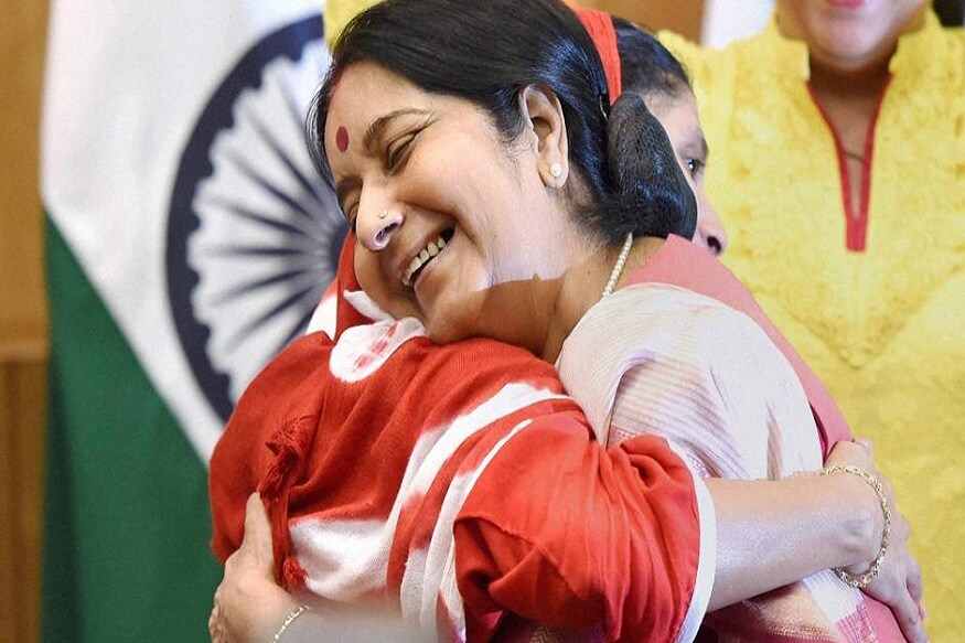 ধুমধাম করে দেশে ফিরিয়ে আনা হয় গীতাকে ৷ কিন্তু, বিহারের যে পরিবার তাঁকে নিজেদের হারিয়ে যাওয়া মেয়ে বলে দাবি করেছিল, গীতা তাঁদের চিনতেই পারেননি। কিন্ত পরিবারকে চিনতে না পারলেও সে যে এ দেশের মেয়ে তাতে কোনও সন্দেহ নেই জানিয়েদেন তৎকালীন বিদেশমন্ত্রী সুষমা স্বরাজ ৷ চিন্তিত মায়ের মতো মেয়েকে সংসারে স্থিতু করতে যোগ্য পাত্রেরও খোঁজ চালাচ্ছিলেন সুষমা ৷ আজ মায়ের মৃত্যুসংবাদ পেয়ে ইশারায় শোকবার্তা জানালেন গীতা ৷ হারালেন অভিভাবককে ৷ ধুমধাম করে দেশে ফিরিয়ে আনা হয় গীতাকে ৷ কিন্তু, বিহারের যে পরিবার তাঁকে নিজেদের হারিয়ে যাওয়া মেয়ে বলে দাবি করেছিল, গীতা তাঁদের চিনতেই পারেননি। কিন্ত পরিবারকে চিনতে না পারলেও সে যে এ দেশের মেয়ে তাতে কোনও সন্দেহ নেই জানিয়েদেন তৎকালীন বিদেশমন্ত্রী সুষমা স্বরাজ ৷ চিন্তিত মায়ের মতো মেয়েকে সংসারে স্থিতু করতে যোগ্য পাত্রেরও খোঁজ চালাচ্ছিলেন সুষমা ৷ আজ মায়ের মৃত্যুসংবাদ পেয়ে ইশারায় শোকবার্তা জানালেন গীতা ৷ হারালেন অভিভাবককে ৷