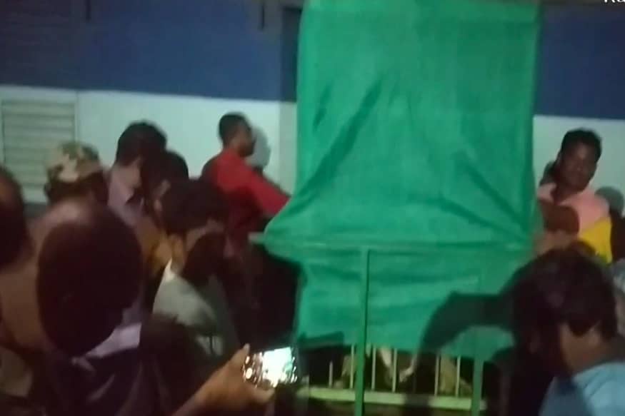 তবে এই সমস্যার সমাধানসূত্র বের করেছেন রেল কর্তৃপক্ষ ৷ পার্সেল ভ্যানে করে সিংহীদের ১৮০৪০২ ট্রেনের সবার আগে সেই ভ্যানটিকে বসানো হয়েছে ৷ ছবি সংগৃহীত ৷ তবে এই সমস্যার সমাধানসূত্র বের করেছেন রেল কর্তৃপক্ষ ৷ পার্সেল ভ্যানে করে সিংহীদের ১৮০৪০২ ট্রেনের সবার আগে সেই ভ্যানটিকে বসানো হয়েছে ৷ ছবি সংগৃহীত ৷