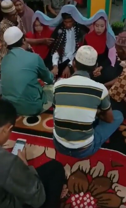 • বহুগামীতা ইন্দোনেশিয়ায় নতুন কিছু নয় ৷ দেশের আইন মেনেই একসঙ্গে ৪জন স্ত্রী রাখতে পারেন একজন পুরুষ ৷ তবে সকলকে ভালমতো দেখভাল করতে পারলে তবেই ৷ ছবি: ফেসবুক ৷ • বহুগামীতা ইন্দোনেশিয়ায় নতুন কিছু নয় ৷ দেশের আইন মেনেই একসঙ্গে ৪জন স্ত্রী রাখতে পারেন একজন পুরুষ ৷ তবে সকলকে ভালমতো দেখভাল করতে পারলে তবেই ৷ ছবি: ফেসবুক ৷