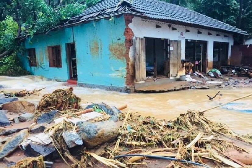 বন্যায় বানভাসী কেরল। ইতিমধ্যেই প্রাণ হারিয়েছেন বহু মানুষ, ক্রমে বাড়ছে মৃতের সংখ্যা। গুরুতর আহত আরও বহু। (Image: Vikas Thakur, News18)
