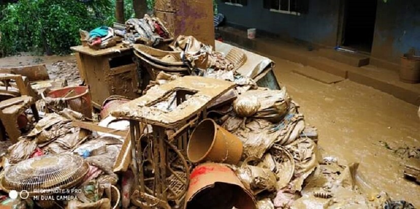 কাদার স্তরে ঢেকে গিয়েছে বাড়িঘর ৷ আর সেই কাদার স্তর থেকেই বেরিয়ে আসছে মৃতদেহ ৷ (Image: Vikas Thakur, News18) 