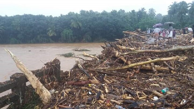 বাড়ির সামনে জমে আছে থকথকে কাদা, পরিষ্কার করতে ব্যস্ত কোচির এই বাসিন্দারা (Image: Vikas Thakur, News18)