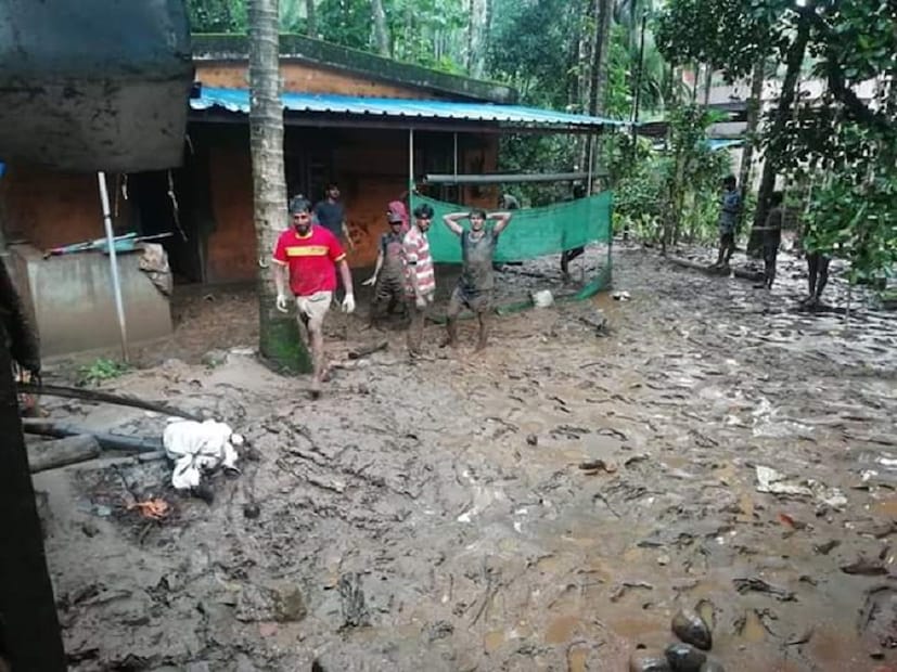 কাদার স্তরে ঢেকে গিয়েছে গোটা কেরলের রাস্তাঘাট ৷ (Image: Vikas Thakur, News18)