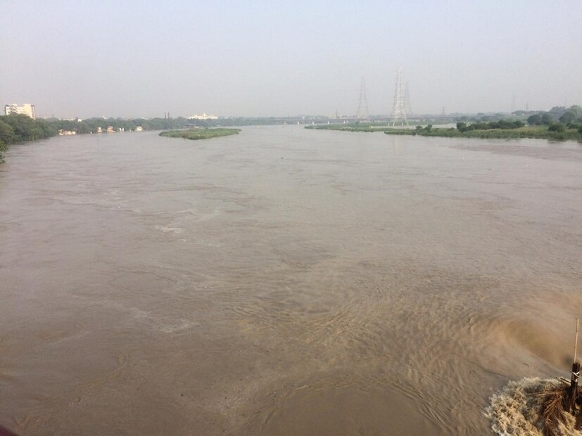 আপাতত আবহাওয়ার উন্নতির সম্ভাবনা নেই বলেই জানিয়েছে হাওয়া অফিস। যমুনার জলস্তর আরও বাড়তে বাড়ে বলে আশঙ্কা। (Image: Pradip Pradhan)