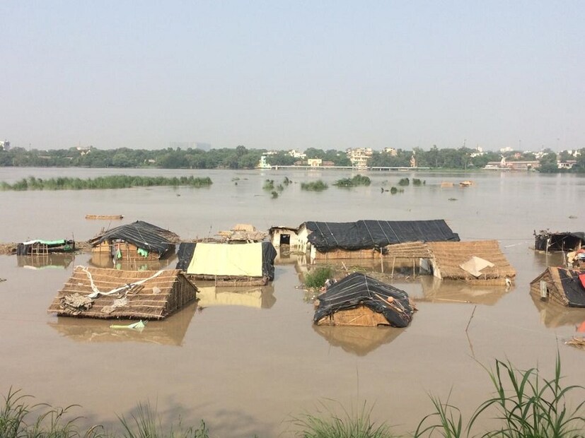 নদীপাড়ের বসবাসকারীদের এলাকা খালি করার নির্দেশ আগেই জারি করেছে প্রশাসন।  (Image: Pradip Pradhan)  