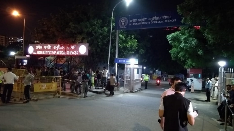 ইসিএমও অর্থাৎ এই বিবাগে রোগীকে তখনই রাখা হয় যখন হার্ট ও ফুসফুস ঠিক করে কাজ করেনা ৷ তখন শরীরে অক্সিজেন পৌঁছনোর জন্যই রাখা হয় ECMO-তে ৷ ইসিএমও অর্থাৎ এই বিবাগে রোগীকে তখনই রাখা হয় যখন হার্ট ও ফুসফুস ঠিক করে কাজ করেনা ৷ তখন শরীরে অক্সিজেন পৌঁছনোর জন্যই রাখা হয় ECMO-তে ৷