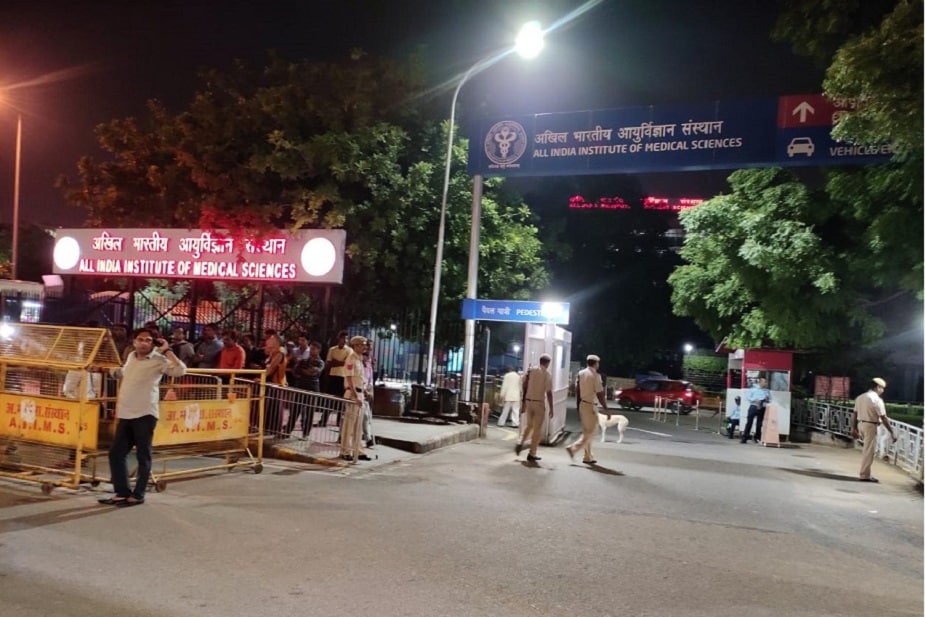 গত ৯ অগাস্ট দিল্লির এইমসে শরীর খারাপ নিয়ে ভর্তি হয়েছেন অরুণ জেটলি ৷ শনিবার ফের তাঁকে দেখতে গিয়েছিলেন অমিত শাহ, পীষূষ গয়াল, হর্ষবর্ধন প্রমুখরা ৷ গত ৯ অগাস্ট দিল্লির এইমসে শরীর খারাপ নিয়ে ভর্তি হয়েছেন অরুণ জেটলি ৷ শনিবার ফের তাঁকে দেখতে গিয়েছিলেন অমিত শাহ, পীষূষ গয়াল, হর্ষবর্ধন প্রমুখরা ৷