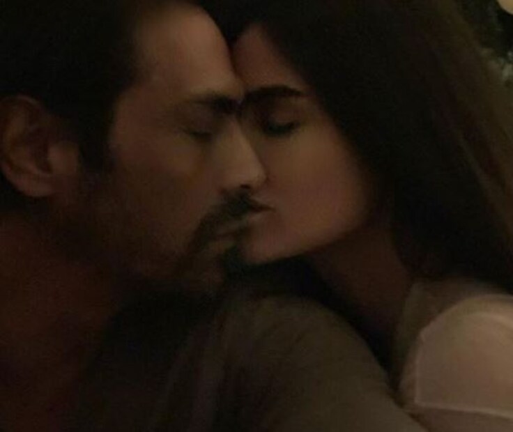  ছবিতে দেখা গেল অর্জুনের ঠোঁটে ঠোঁট রাখলেন গ্যাব্রিয়েল ৷ প্রেমের ছোঁয়ায় দু’জনেরই চোখ একেবারে বন্ধ ৷ Photo: Instagram 