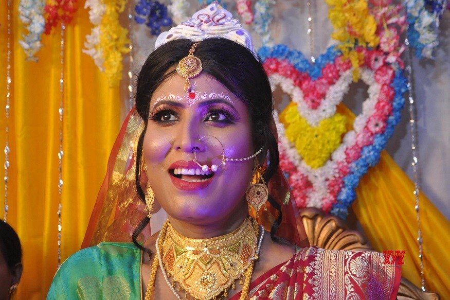 তিস্তা আর দীপনের লড়াইয়ে পাশে ছিলেন ওঁদের বন্ধুরাও। লোকে বলে কলকাতা সিটি অফ জয় ৷ ভালোবাসা এ শহরের কানায় কানায় ৷ প্রেমের সে রামধনু রং ভরেছে তিস্তা আর দীপনের জীবনে ৷ কিন্তু এ’শহরে আরও অনেক তিস্তা দীপন রয়েছেন...যাঁরা এখনও সমাজের চোখে ব্রাত্য ৷ওদের জন্য ঘটা করে প্রাইড ওয়াক হয় ৷আইনি স্বীকৃতিও মেলে, কিন্তু সমাজ বদলায় না ৷ তিস্তা আর দীপন দেখিয়ে দিল, প্রেম কোনও বাধা মানে না... সমাজের তোয়াক্কা করে না ৷ Photo: Collected তিস্তা আর দীপনের লড়াইয়ে পাশে ছিলেন ওঁদের বন্ধুরাও। লোকে বলে কলকাতা সিটি অফ জয় ৷ ভালোবাসা এ শহরের কানায় কানায় ৷ প্রেমের সে রামধনু রং ভরেছে তিস্তা আর দীপনের জীবনে ৷ কিন্তু এ’শহরে আরও অনেক তিস্তা দীপন রয়েছেন...যাঁরা এখনও সমাজের চোখে ব্রাত্য ৷ওদের জন্য ঘটা করে প্রাইড ওয়াক হয় ৷আইনি স্বীকৃতিও মেলে, কিন্তু সমাজ বদলায় না ৷ তিস্তা আর দীপন দেখিয়ে দিল, প্রেম কোনও বাধা মানে না... সমাজের তোয়াক্কা করে না ৷ Photo: Collected