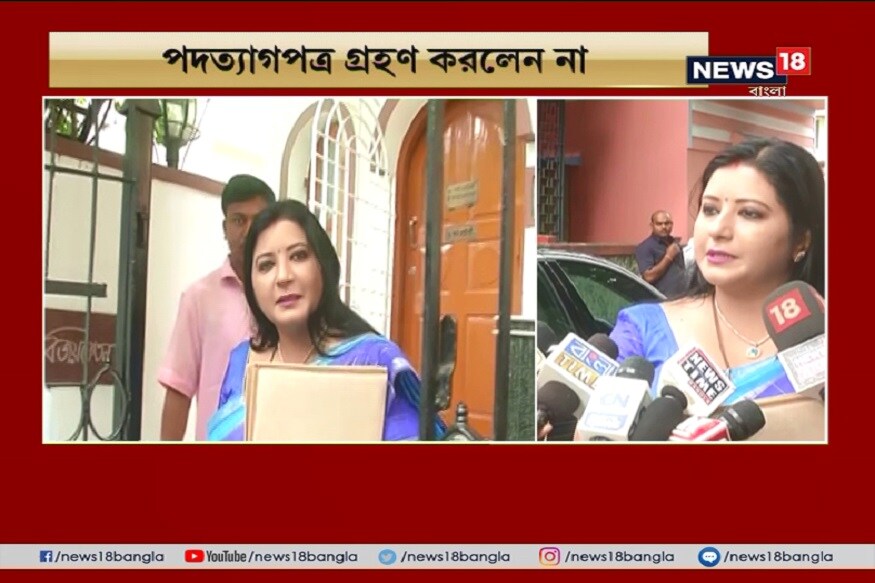 এ দিন বারোটা নাগাদ শিক্ষামন্ত্রীর বাড়িতে যান কলকাতার প্রাক্তন মেয়র শোভন চট্টোপাধ্যায়ের বন্ধু বৈশাখী। এক ঘণ্টার উপর সেখানে ছিলেন। বুধবারই যে শিক্ষামন্ত্রীকে নিশানা করেছিলেন, এ দিন তাঁর প্রতিই আস্থা প্রকাশ করেন বৈশাখী। এ দিন বারোটা নাগাদ শিক্ষামন্ত্রীর বাড়িতে যান কলকাতার প্রাক্তন মেয়র শোভন চট্টোপাধ্যায়ের বন্ধু বৈশাখী। এক ঘণ্টার উপর সেখানে ছিলেন। বুধবারই যে শিক্ষামন্ত্রীকে নিশানা করেছিলেন, এ দিন তাঁর প্রতিই আস্থা প্রকাশ করেন বৈশাখী।