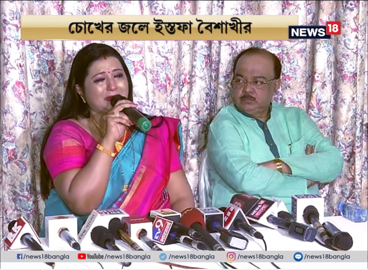 শ্রাবণে ওঠা বৈশাখী ঝড়-বৃষ্টি উধাও। বুধবার যে শিক্ষামন্ত্রীর ঘাড়ে দায় চাপিয়ে পদত্যাগ করেছিলেন শোভনের বন্ধু বৈশাখী, শুক্রবার, সেই শিক্ষামন্ত্রীর বাড়িতেই পদত্যাগপত্র জমা দিতে গেলেন মিলি আল আমিন কলেজের ভারপ্রাপ্ত অধ্যক্ষ বৈশাখী বন্দ্যোপাধ্যায়। শ্রাবণে ওঠা বৈশাখী ঝড়-বৃষ্টি উধাও। বুধবার যে শিক্ষামন্ত্রীর ঘাড়ে দায় চাপিয়ে পদত্যাগ করেছিলেন শোভনের বন্ধু বৈশাখী, শুক্রবার, সেই শিক্ষামন্ত্রীর বাড়িতেই পদত্যাগপত্র জমা দিতে গেলেন মিলি আল আমিন কলেজের ভারপ্রাপ্ত অধ্যক্ষ বৈশাখী বন্দ্যোপাধ্যায়।