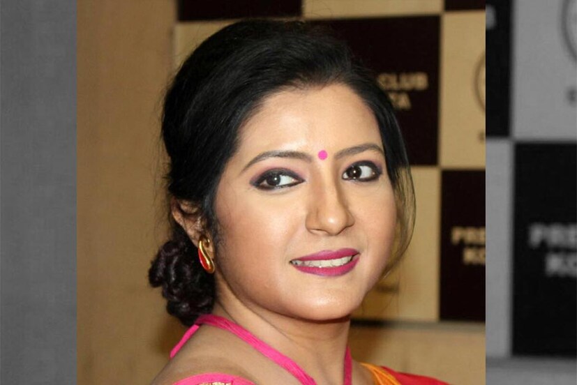 বুধবার, বৈশাখী বন্দ্যোপাধ্যায় জানিয়েছিলেন, তিনি আচার্য তথা রাজ্যপালের কাছে গিয়ে ইস্তফা দেবেন। কিন্তু, বৃহস্পতিবার তাঁর সঙ্গে শিক্ষামন্ত্রীর ফোনে কথা হয়। শিক্ষামন্ত্রী তাঁকে বলেন, অভিযোগ থাকলে জানাতে। তারপরই এ দিন পার্থ চট্টোপাধ্যায়ের বাড়িতে বৈশাখী বন্দ্যোপাধ্যায়। যদিও স্বাভাবিকভাবেই বৈশাখীর ইস্তফাপত্র শিক্ষামন্ত্রী গ্রহণ করতে পারেন না। ইস্তফাপত্র দিতে হবে কলেজ পরিচালন সমিতিকে। তা অবশ্য করেননি বৈশাখী। 