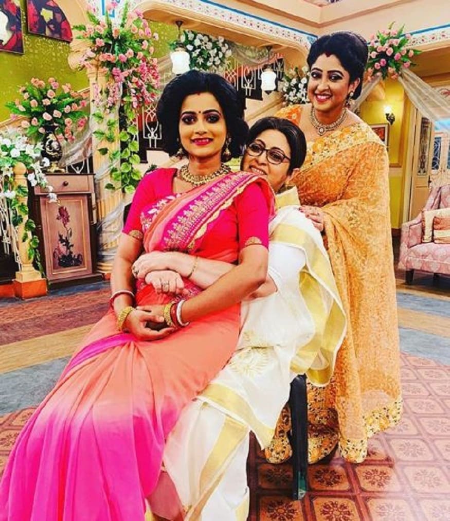 গত সোমবার অর্থাৎ ৫ অগস্ট এই বিশেষ দৃশ্যের শ্যুটিং হয় রাজারহাটের ডি আর আর স্টুডিওয়ে৷ সিরিয়ালে বকুলকে ক্রিকেট খেলার জন্য অনুপ্ররণা জোগাতে দেখা যাবে দাদাকে৷ অ্যাকরোপলিস এন্টারটেইনমেন্ট প্রাইভেট লিমিটেডের পক্ষ থেকে এই তথ্য দিয়েছেন অর্ণব রায়৷ গত সোমবার অর্থাৎ ৫ অগস্ট এই বিশেষ দৃশ্যের শ্যুটিং হয় রাজারহাটের ডি আর আর স্টুডিওয়ে৷ সিরিয়ালে বকুলকে ক্রিকেট খেলার জন্য অনুপ্ররণা জোগাতে দেখা যাবে দাদাকে৷ অ্যাকরোপলিস এন্টারটেইনমেন্ট প্রাইভেট লিমিটেডের পক্ষ থেকে এই তথ্য দিয়েছেন অর্ণব রায়৷