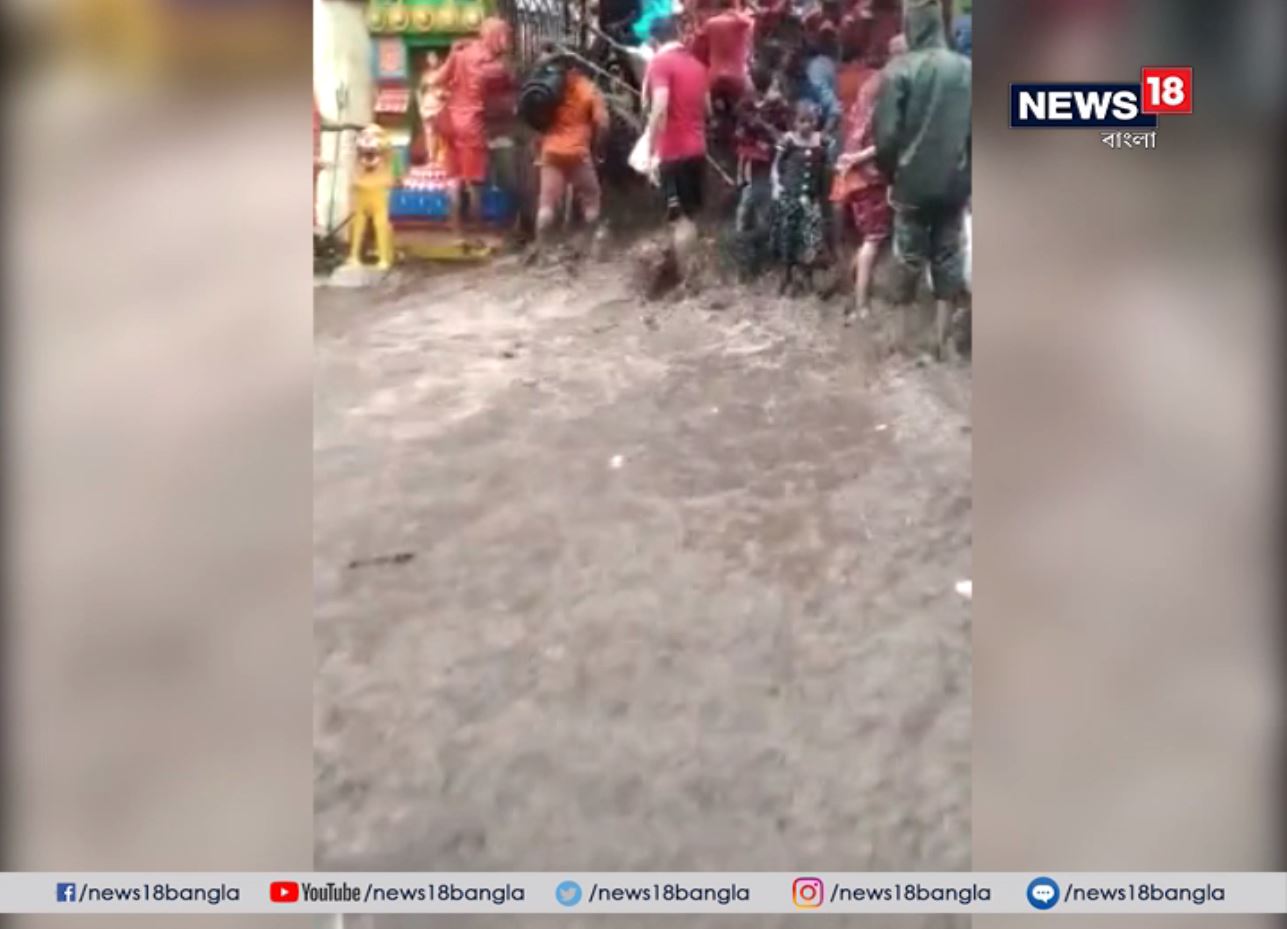 হড়পা বানের জলের তোড়ে বোলঙ্গীর হরিশংকর মন্দির চত্বরে ধস নামে। মন্দিরের সিঁড়ির উপর দিয়ে বয়ে যাচ্ছে বন্য জলের তোড় ৷ ছিটকে পড়ছে কাদামাটি ৷ হড়পা বানের জলের তোড়ে বোলঙ্গীর হরিশংকর মন্দির চত্বরে ধস নামে। মন্দিরের সিঁড়ির উপর দিয়ে বয়ে যাচ্ছে বন্য জলের তোড় ৷ ছিটকে পড়ছে কাদামাটি ৷