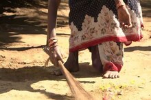 ঝাঁটাতে বাধুন এই জিনিস, মা লক্ষ্মী আপনার ঘর ছেড়ে কোথাও যাবে না