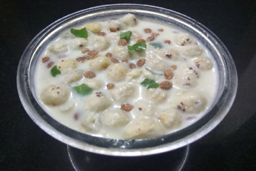 চরণামৃত-পুজোর পর এই প্রসাদ সকলেই খান৷ ঘি, দুধ, মধু , দই, গুড় দিয়ে তৈরি চরণামৃত শ্রীকৃষ্ণের মূল প্রসাদ হিসেবে নিবেদন করা বাঞ্ছনীয়৷  